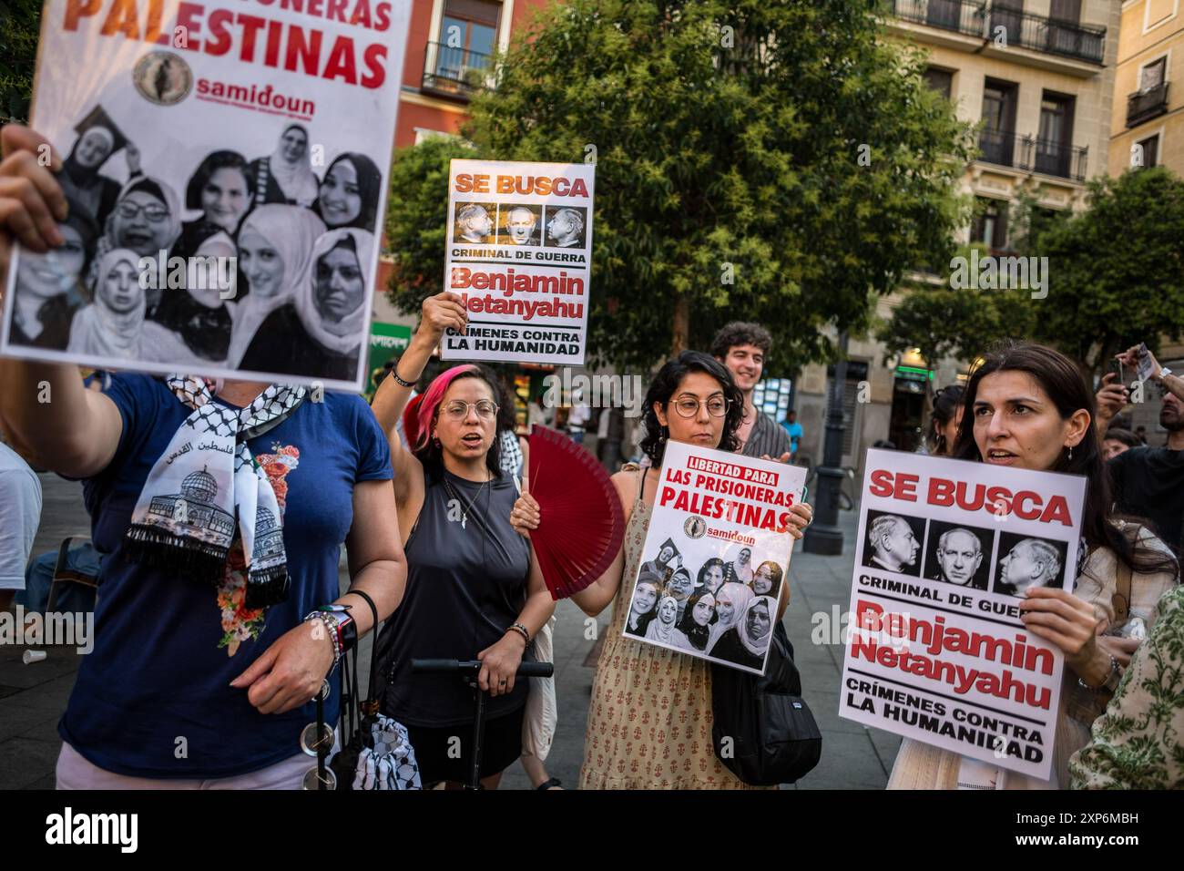 Madrid, Espagne. 03 août 2024. Les manifestants tiennent des pancartes lors d'une manifestation dans le quartier Lavapies de Madrid, pour soutenir le peuple palestinien et la libération des prisonniers politiques. Les groupes pro-palestiniens ont appelé à une manifestation pour exiger la fin du génocide et pour se joindre à l'appel international en faveur du soutien à Gaza et aux prisonniers politiques. Crédit : SOPA images Limited/Alamy Live News Banque D'Images