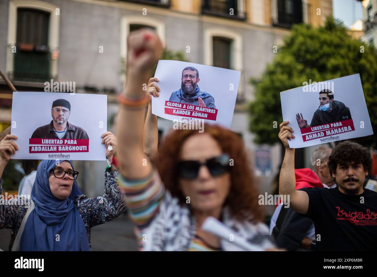 Madrid, Espagne. 03 août 2024. Les manifestants tiennent des pancartes avec les visages de prisonniers politiques palestiniens, lors d'une manifestation dans le quartier Lavapies de Madrid, pour soutenir le peuple palestinien et la libération des prisonniers politiques. Les groupes pro-palestiniens ont appelé à une manifestation pour exiger la fin du génocide et pour se joindre à l'appel international en faveur du soutien à Gaza et aux prisonniers politiques. Crédit : SOPA images Limited/Alamy Live News Banque D'Images