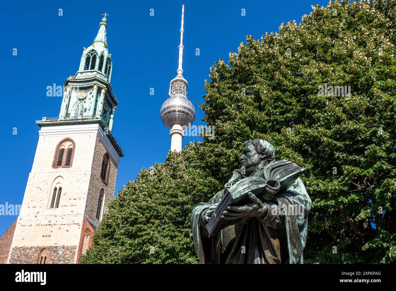 La Marienkirche et la tour de télévision de l'Alexanderplatz à Berlin Banque D'Images