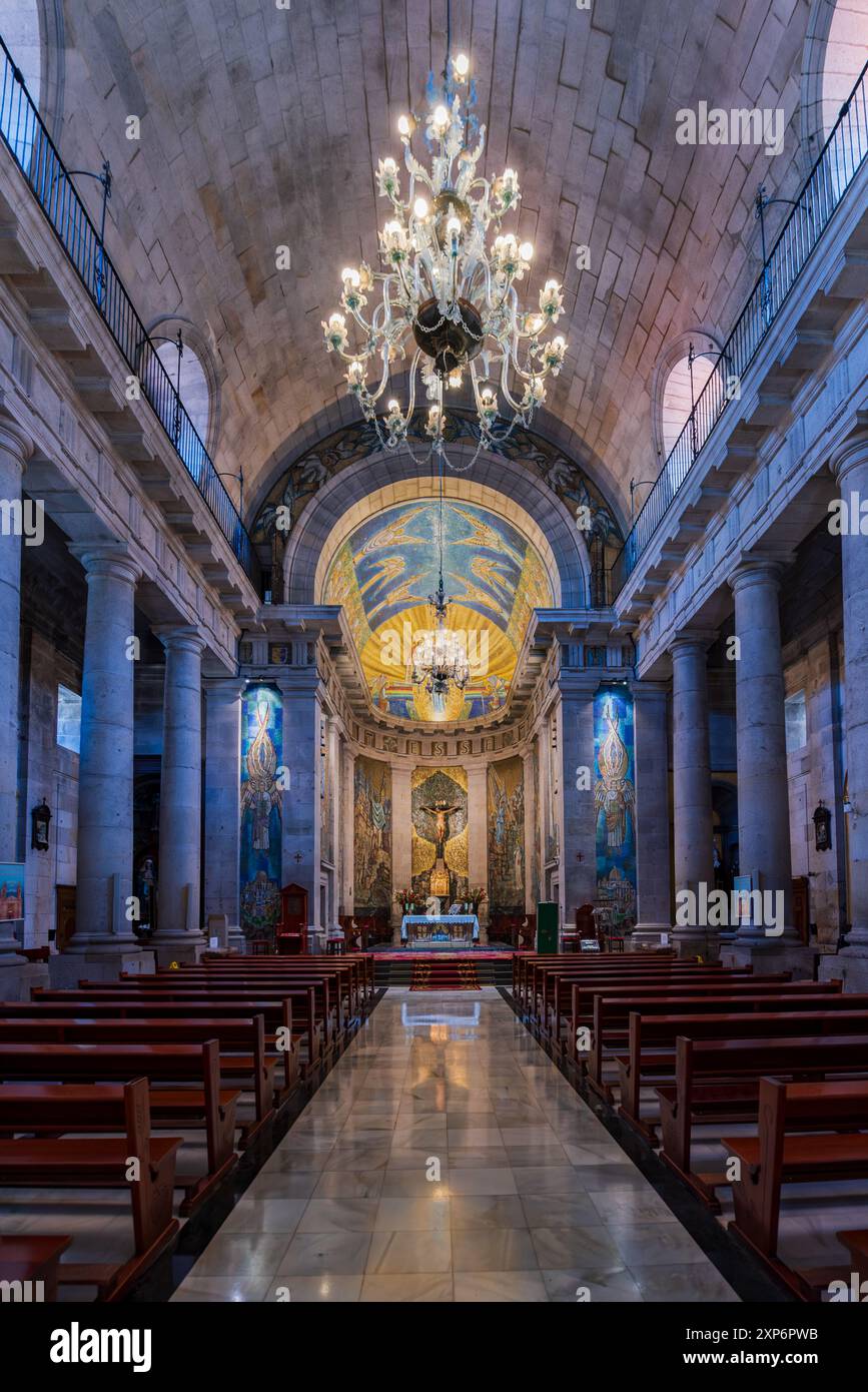 Vigo, Pontevedra, 29/2024 ; intérieur de la co-cathédrale - Basilique Santa María dans la ville de Vigo. Banque D'Images