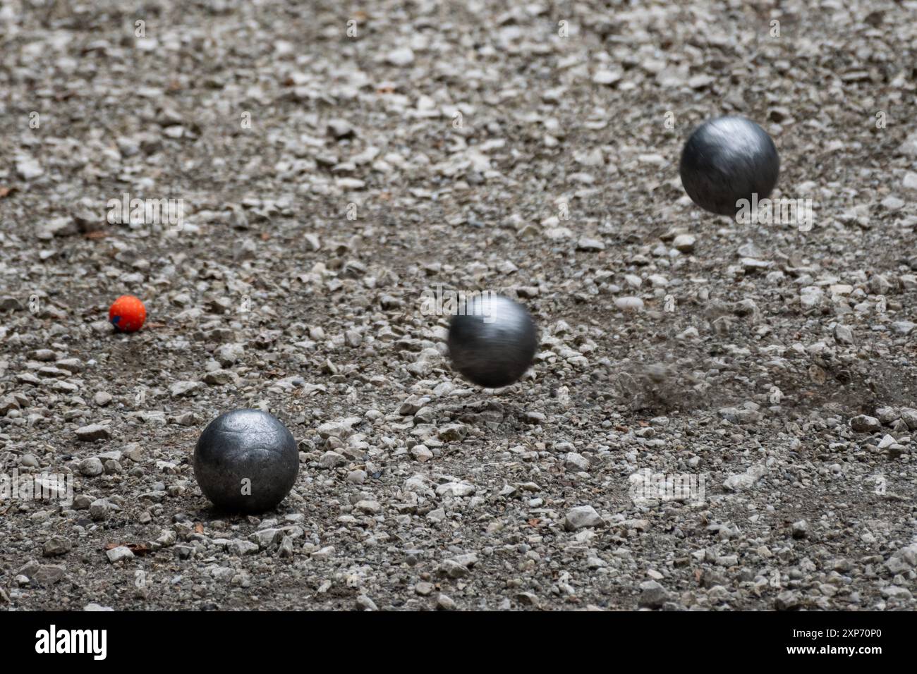 Balles en argent lourdes et un petit jack sur un terrain pour le sport d'équipe pétanque aux pays-Bas. Jeu de boules jeu passe-temps populaire activité de plein air Banque D'Images