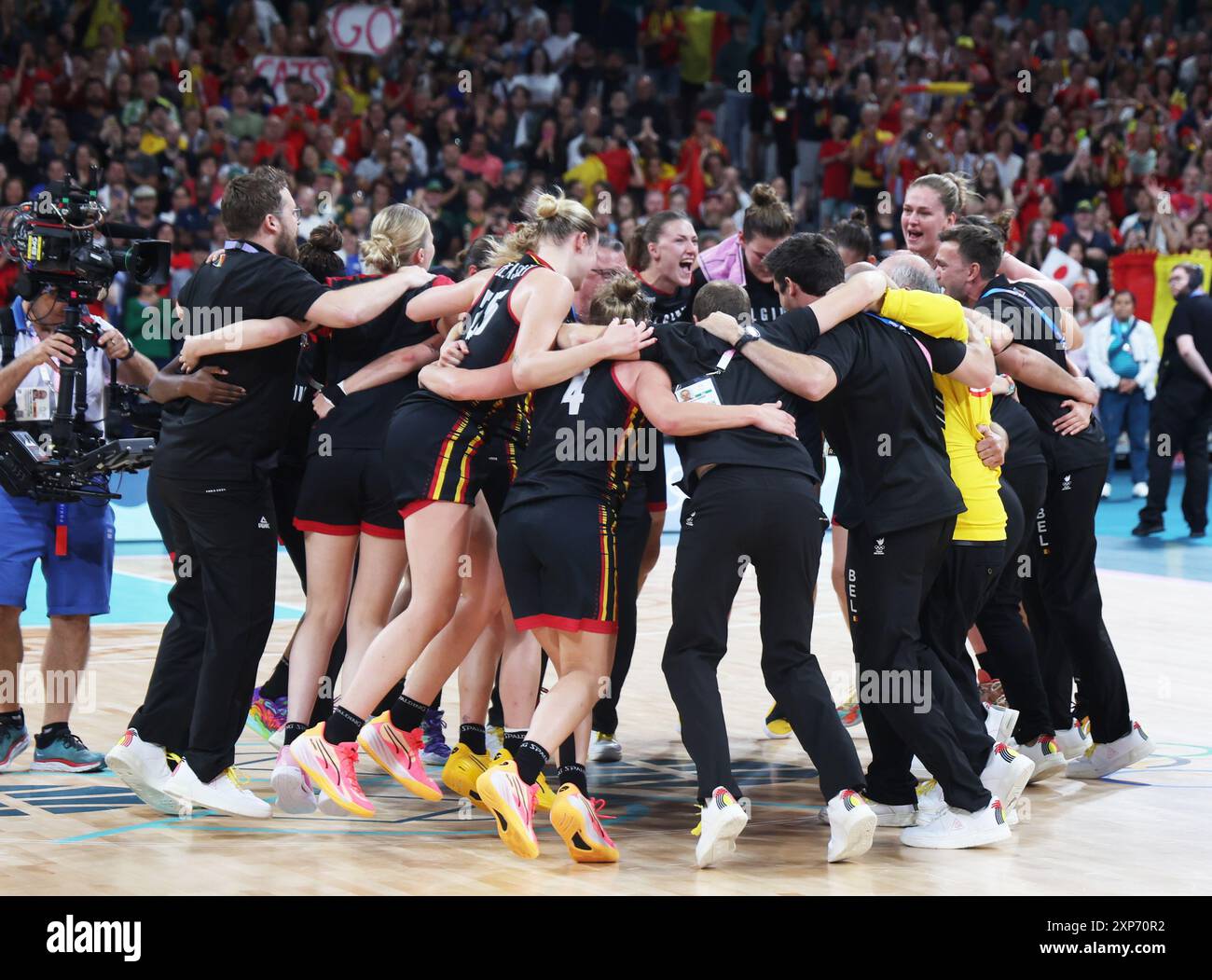 Lille, France. 04 août 2024. Les joueurs belges de Cats célèbrent après un match de basket-ball entre le Japon et l'équipe nationale belge les Cats belges, en phase de groupes du tournoi féminin des Jeux Olympiques de Paris 2024, le dimanche 04 août 2024 à Paris, France. Les Jeux de la XXXIIIe Olympiade se déroulent à Paris du 26 juillet au 11 août. La délégation belge compte 165 athlètes en compétition dans 21 sports. BELGA PHOTO VIRGINIE LEFOUR crédit : Belga News Agency/Alamy Live News Banque D'Images