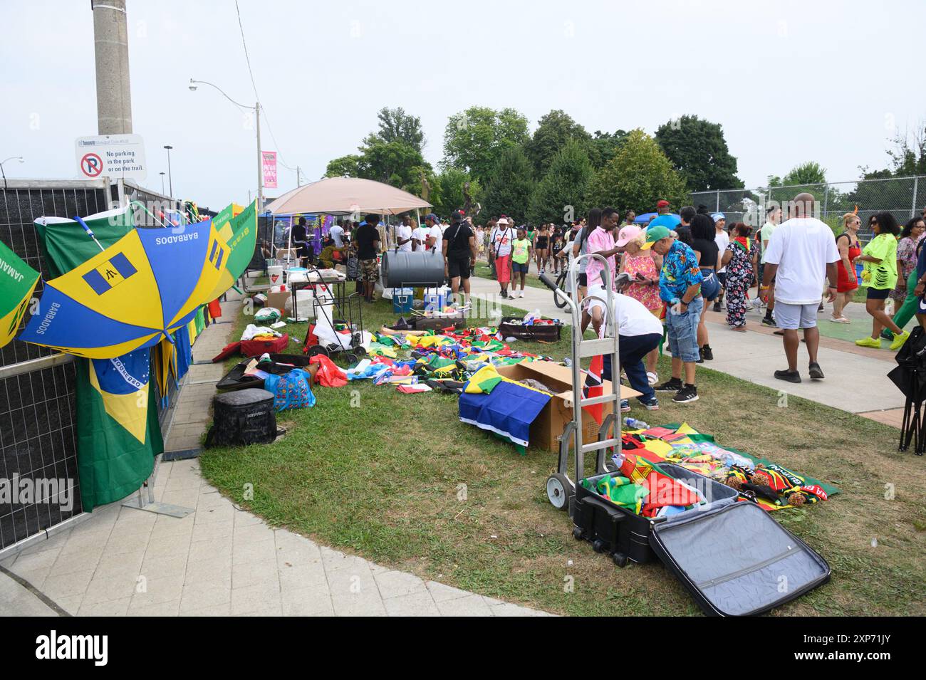 Toronto, ON, Canada - 3 août 2024 : tente avec souvenirs et nourriture des Caraïbes pendant le carnaval des Caraïbes de Toronto. Banque D'Images