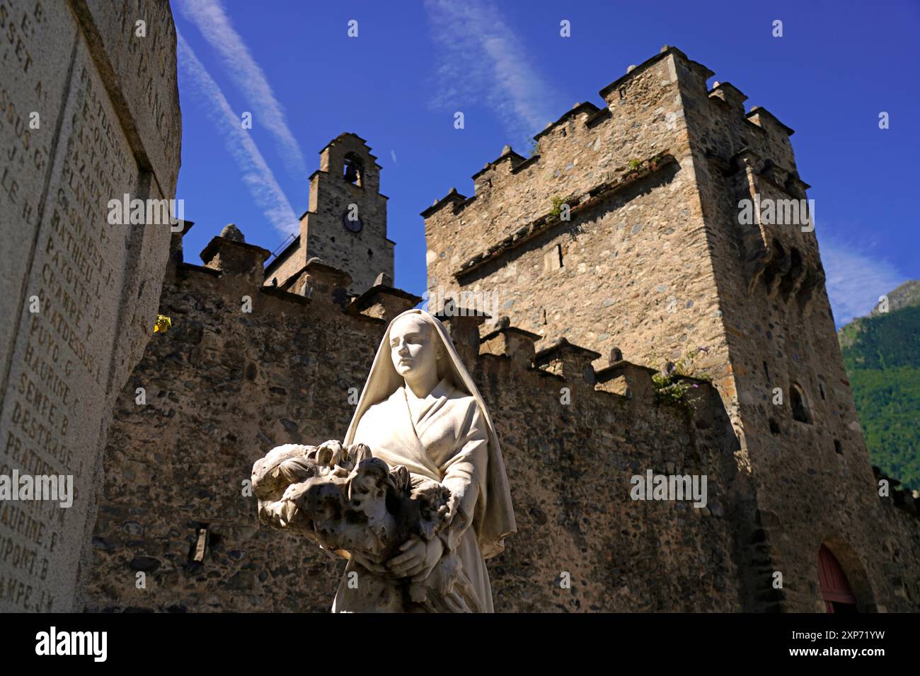 Denkmal vor der Kirche Saint-André oder Kirche der Templer in Luz-Saint-Sauveur, Pyrenäen, Frankreich, Europa | Monument à l'église d'Andrew Banque D'Images