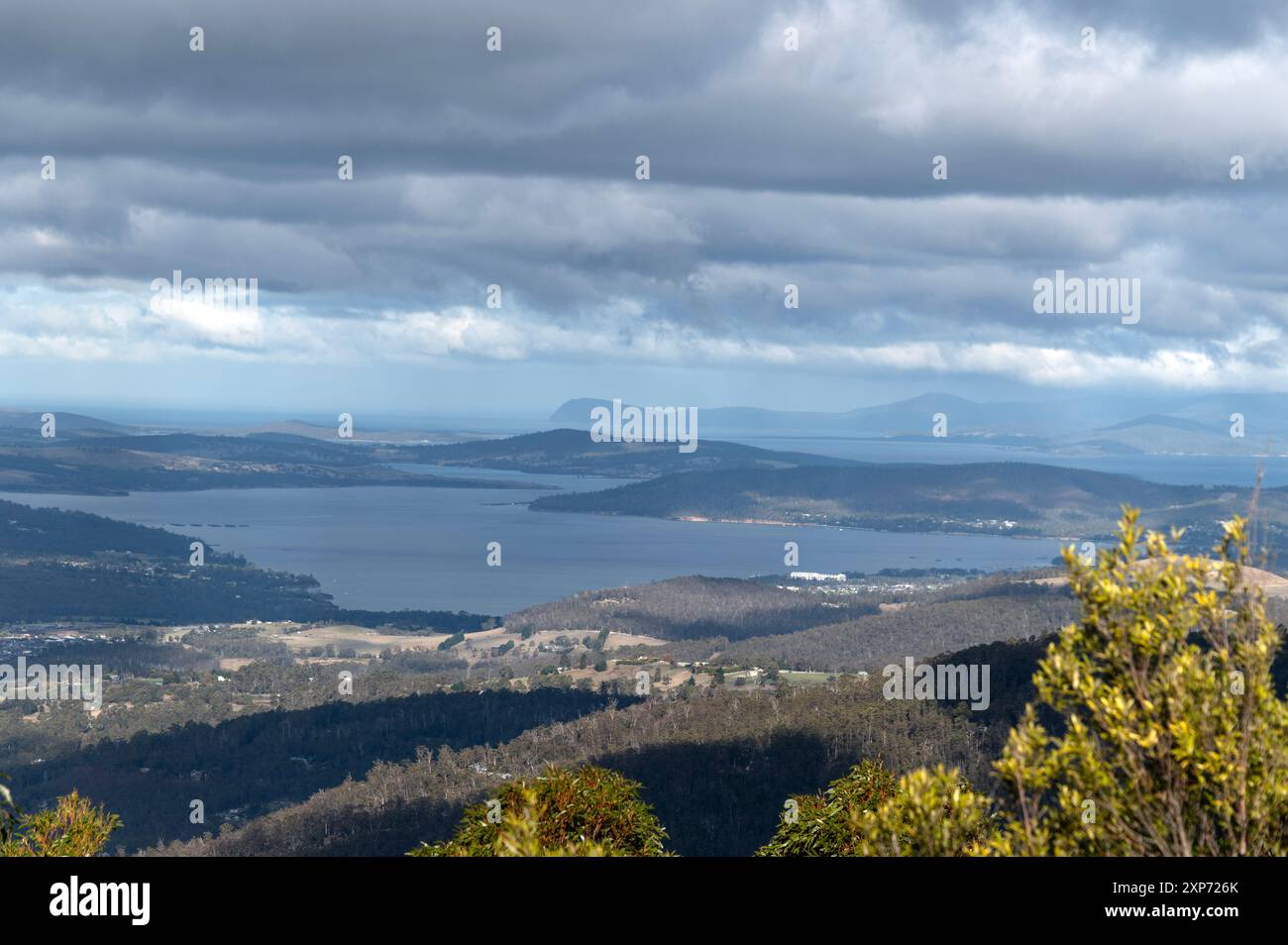 Vue panoramique sur la capitale de la Tasmanie, Hobart et ses environs, la large rivière Derwent et la côte sud vers l'océan Austral à tas Banque D'Images