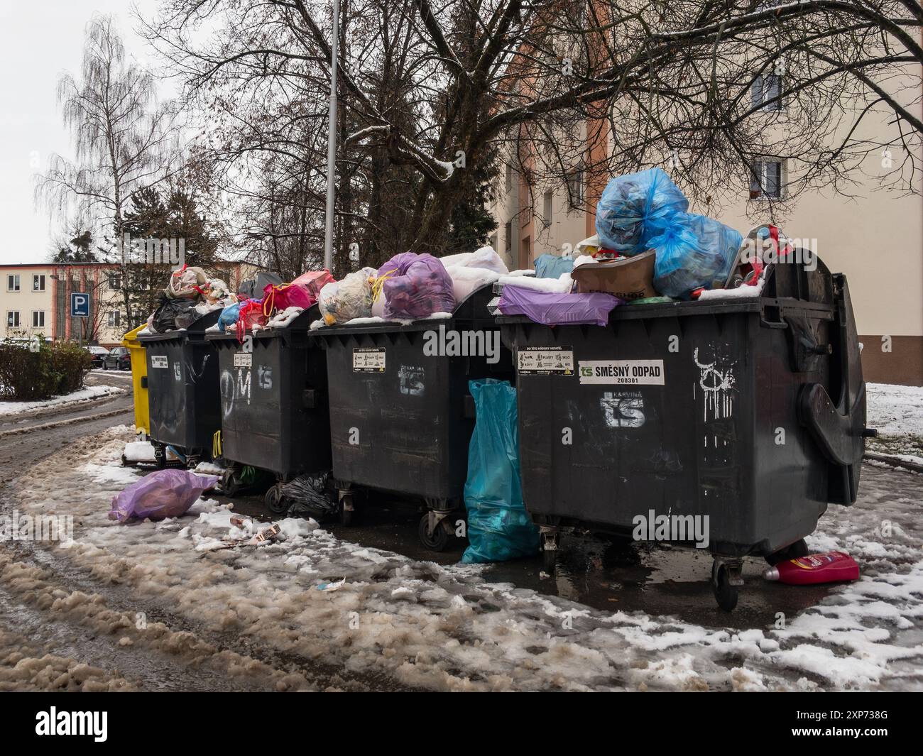 KARVINA, RÉPUBLIQUE TCHÈQUE - 24 DÉCEMBRE 2013 : poubelles pleines à Noël saison hivernale pleine de jonques Banque D'Images