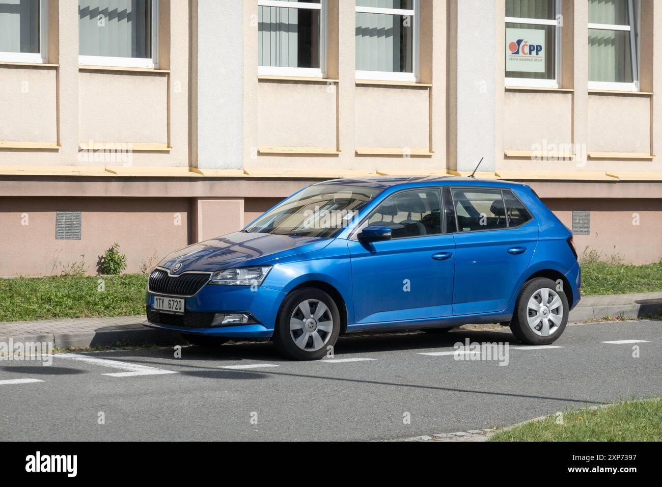 HAVIROV, RÉPUBLIQUE TCHÈQUE - 21 SEPTEMBRE 2023 : voiture Blue Skoda Fabia III garée dans la rue Banque D'Images