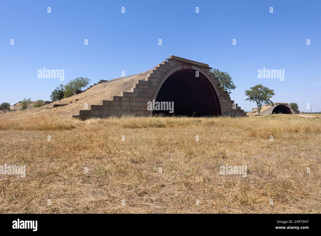 Hangar hangar vide pour avions. Bunker abandonné. Aérodrome perdu. Entrée à un ancien hangar militaire abandonné pour stocker des avions de chasse et autres militaires Banque D'Images