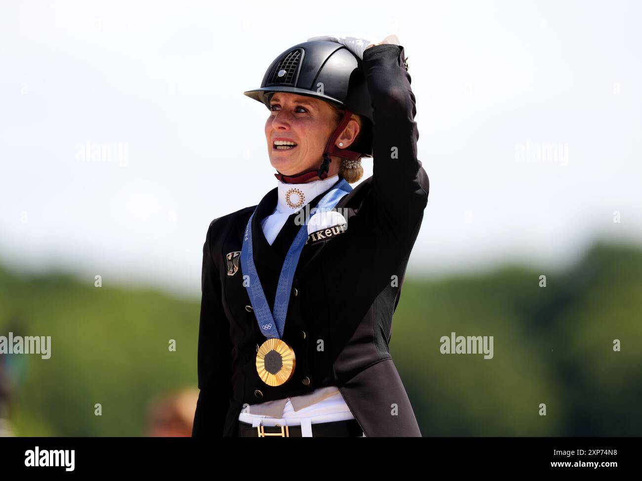 La médaillée d’or Jessica von Bredow-Werndl, d’Allemagne, a suivi le Grand Prix de dressage individuel Freestyle au Château de Versailles, lors de la neuvième journée des Jeux Olympiques de Paris 2024 en France. Date de la photo : dimanche 4 août 2024. Banque D'Images