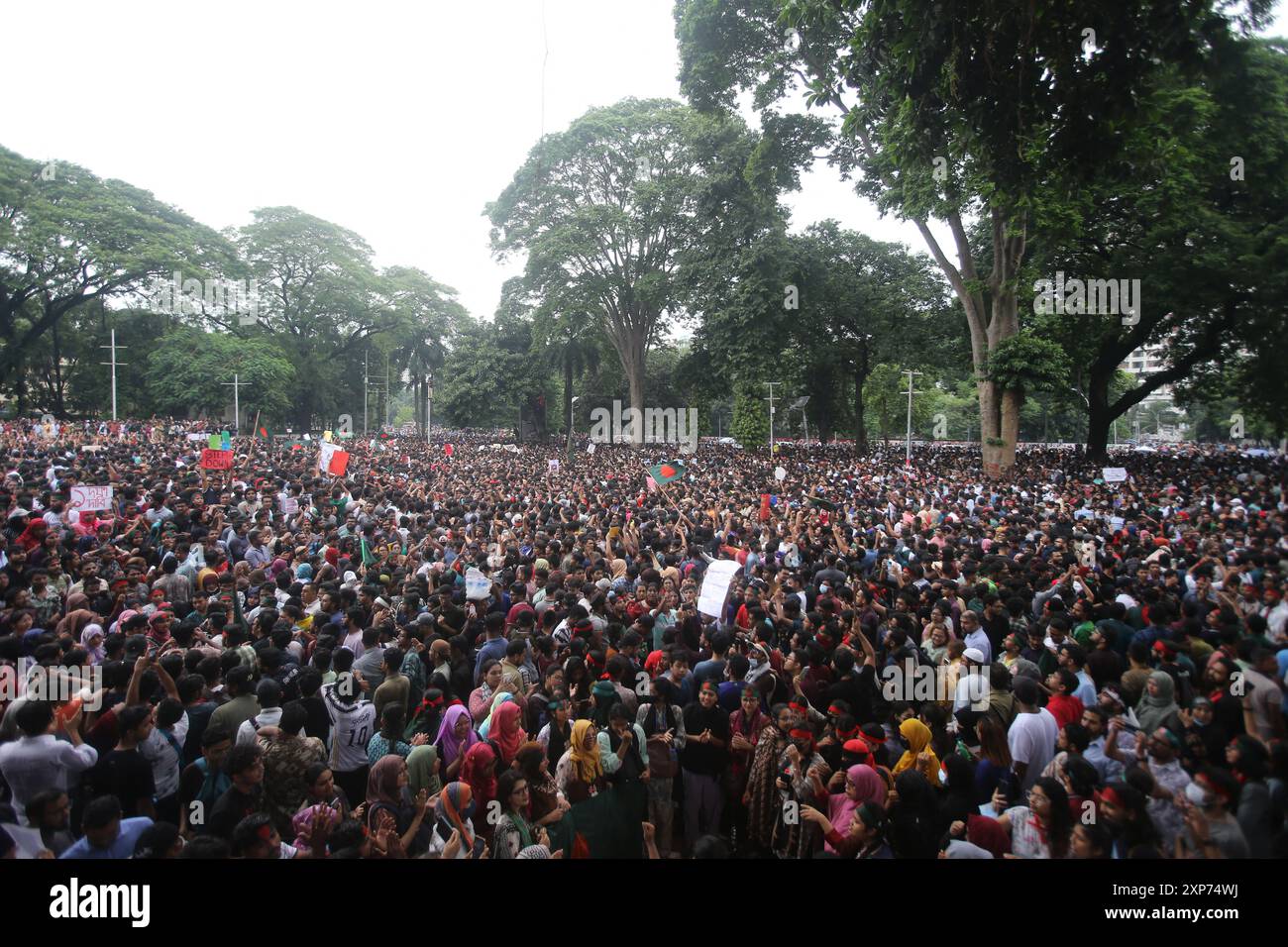 Dhaka, Bangladesh. 04 août 2024. Le mouvement étudiant anti-discrimination a organisé un rassemblement à Central Shaheed Minar à Dhaka le 3 août 2024, pour demander justice pour les victimes tuées lors des récentes violences dans tout le pays lors des manifestations anti-quotas. Les leaders étudiants ont rallié les Bangladais le 3 août pour une campagne nationale de désobéissance civile alors que le gouvernement du premier ministre Sheikh Hasina a résisté à une réaction de plus en plus violente à la suite d'une répression policière meurtrière contre les manifestants. Le nombre de morts des manifestations anti-gouvernementales au Bangladesh s'élève à 23. Photo Habibur Rahman/ABACAPRESS. COM Credit : Abaca Press/Alamy Live News Banque D'Images