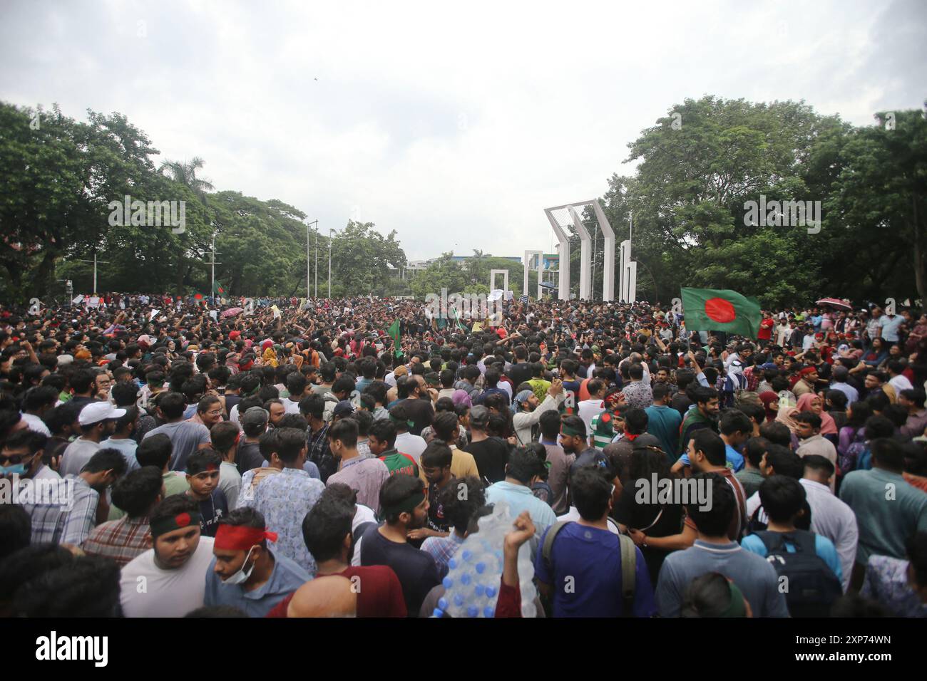 Dhaka, Bangladesh. 04 août 2024. Le mouvement étudiant anti-discrimination a organisé un rassemblement à Central Shaheed Minar à Dhaka le 3 août 2024, pour demander justice pour les victimes tuées lors des récentes violences dans tout le pays lors des manifestations anti-quotas. Les leaders étudiants ont rallié les Bangladais le 3 août pour une campagne nationale de désobéissance civile alors que le gouvernement du premier ministre Sheikh Hasina a résisté à une réaction de plus en plus violente à la suite d'une répression policière meurtrière contre les manifestants. Le nombre de morts des manifestations anti-gouvernementales au Bangladesh s'élève à 23. Photo Habibur Rahman/ABACAPRESS. COM Credit : Abaca Press/Alamy Live News Banque D'Images