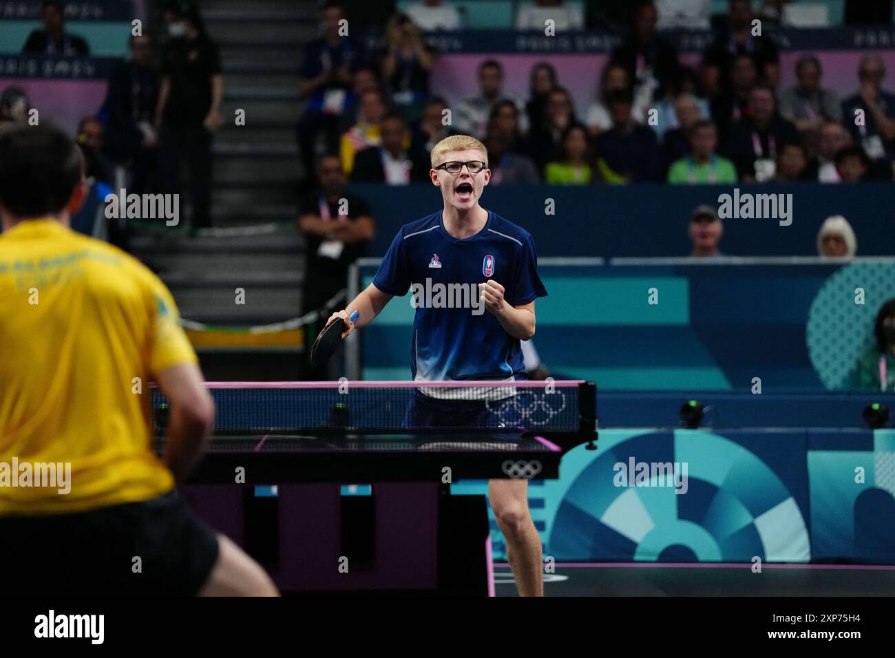 Le Français Felix Lebrun célèbre son match pour la médaille de bronze en simple tennis de table masculin contre le brésilien Hugo Calderano aux Jeux Olympiques de Paris 2024 au South Paris Arena à Paris le 4 août 2024. Photo de Julien Poupart/ABACAPRESS. COM Banque D'Images