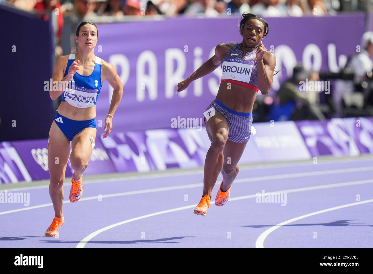 Brittany Brown, à droite, de Team USA, court aux côtés de Polyniki Emmanouilidou de Team Greece lors de leur manche féminine du 200 m round 1 au stade de France lors des Jeux Olympiques d'été de Paris 2024 à Paris, France, le dimanche 4 août 2024. Photo de Paul Hanna/UPI Banque D'Images