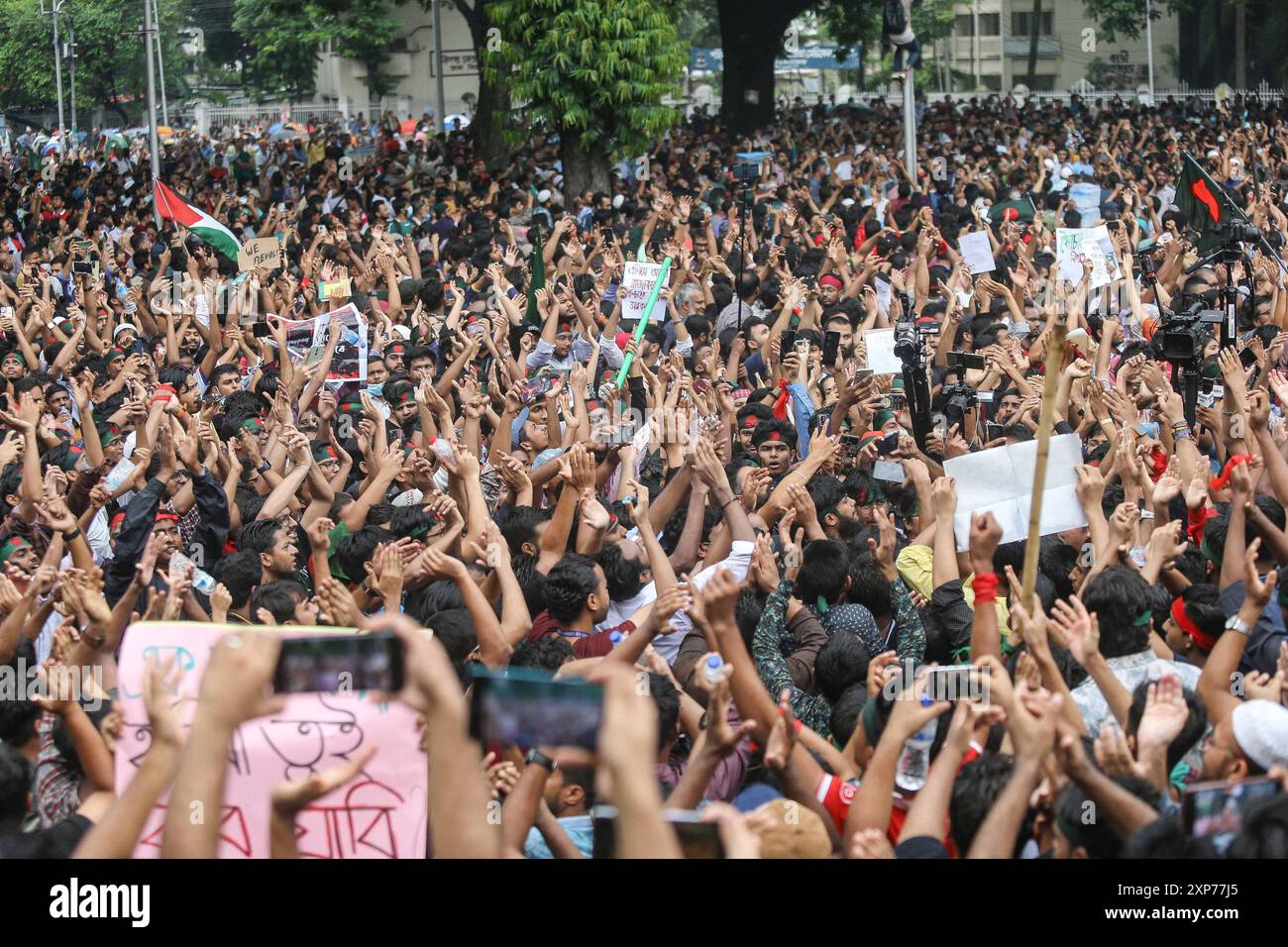 Les étudiants protestent contre le système de quotas dans les emplois gouvernementaux à Dhaka, Bangladesh mouvement étudiant anti-discrimination a organisé un rassemblement à Central Shaheed Minar à Dhaka le 3 août 2024, pour exiger justice pour les victimes tuées dans les récentes violences à travers le pays lors des manifestations anti-quotas. Les leaders étudiants ont rallié les Bangladais le 3 août pour une campagne nationale de désobéissance civile alors que le gouvernement du premier ministre Sheikh Hasina a résisté à une réaction de plus en plus violente à la suite d'une répression policière meurtrière contre les manifestants. Dhaka District de Dhaka Bangladesh Copyright : xHabiburxRahmanx Banque D'Images