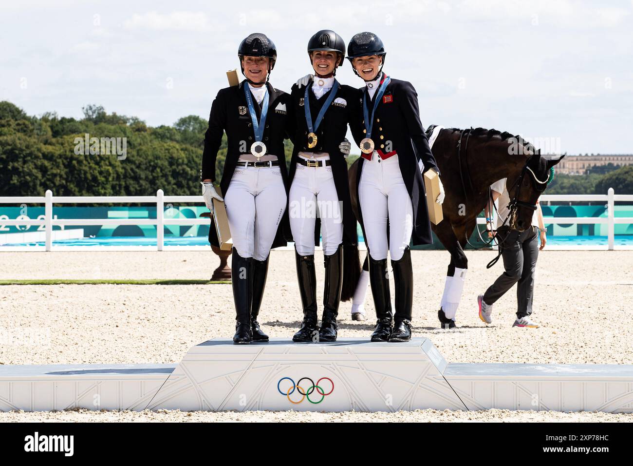 FRA, Olympische Spiele Paris 2024, Reiten Dressur Einzel Grand Prix Kuer, 04.08.2024 Olympiasieger und Gold Gewinnerin von Bredow - Werndl Jessica auf TSF Dalera BB (GER) Silber Werth Isabell auf Wendy (GER) Bronze Fry Charlotte auf Glamourdale (GER) Foto : Eibner-Pressefoto/Roger Buerke Banque D'Images