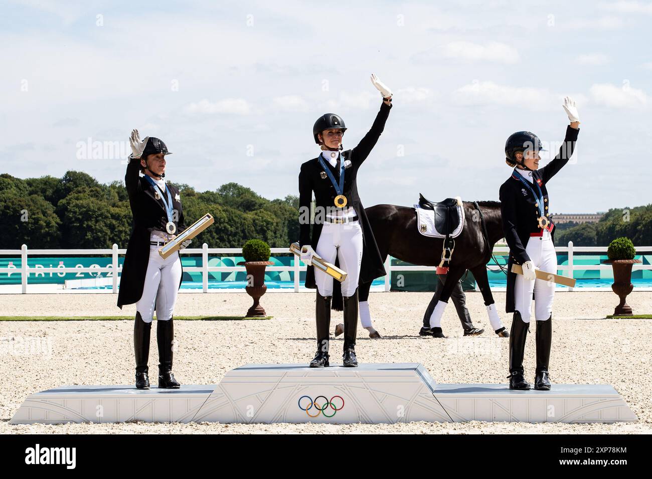 FRA, Olympische Spiele Paris 2024, Reiten Dressur Einzel Grand Prix Kuer, 04.08.2024 Olympiasieger und Gold Gewinnerin von Bredow - Werndl Jessica auf TSF Dalera BB (GER) Silber Werth Isabell auf Wendy (GER) Bronze Fry Charlotte auf Glamourdale (GER) Foto : Eibner-Pressefoto/Roger Buerke Banque D'Images