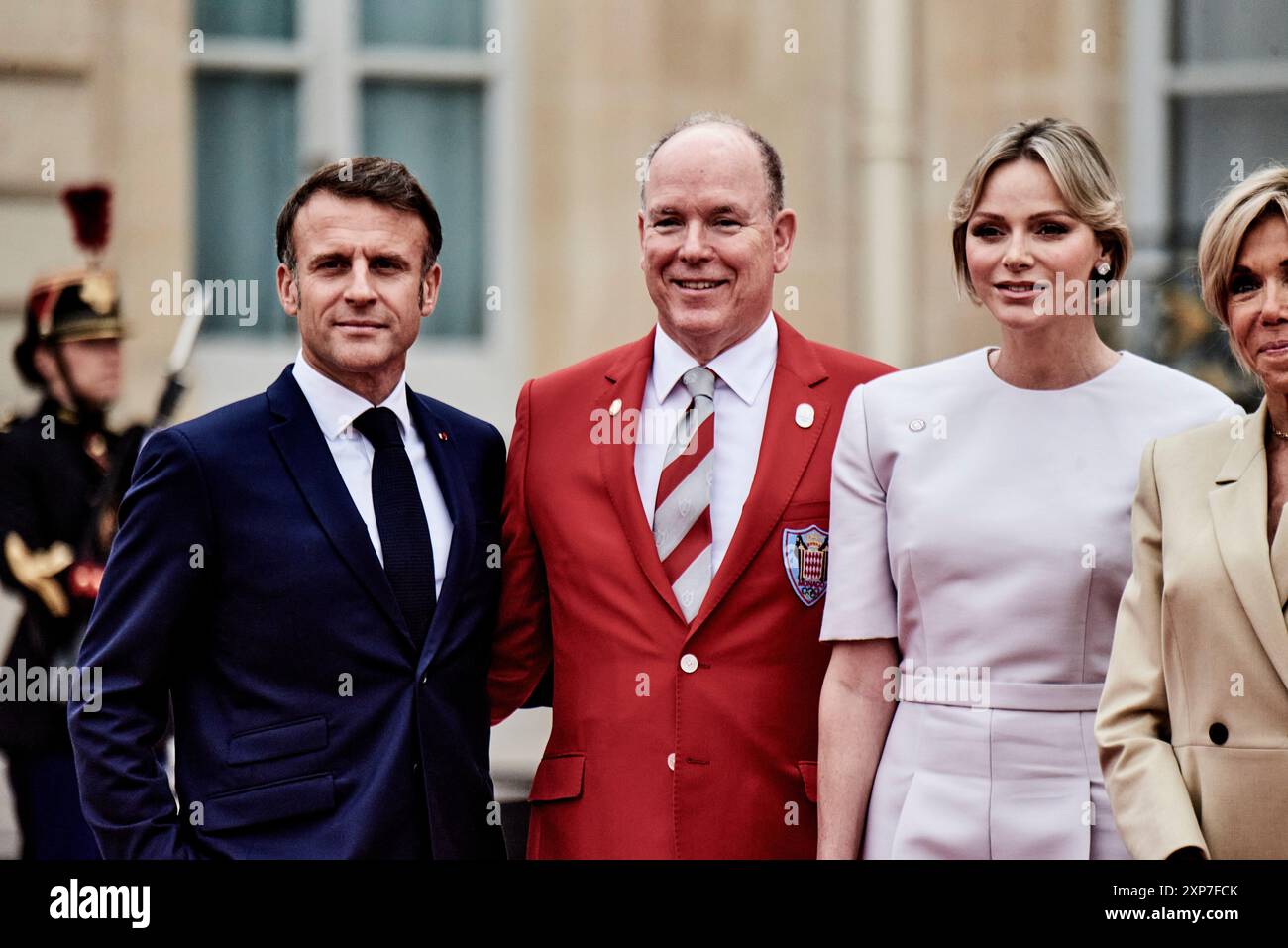 Paris, France. 27 février 2024. Antonin Burat/le Pictorium - réception des chefs d'Etat et de gouvernement à l'Elysée, à l'occasion du lancement des Jeux Olympiques de Paris 2024. - 27/02/2024 - France/Palais de l'Elysée/Paris - le Prince Albert II de Monaco et son épouse Charlene reçus par le Président français Emmanuel Macron et son épouse Brigitte Macron au Palais de l'Elysée pour le lancement des Jeux Olympiques de Paris 2024, le 26 juillet 2024. Crédit : LE PICTORIUM/Alamy Live News Banque D'Images