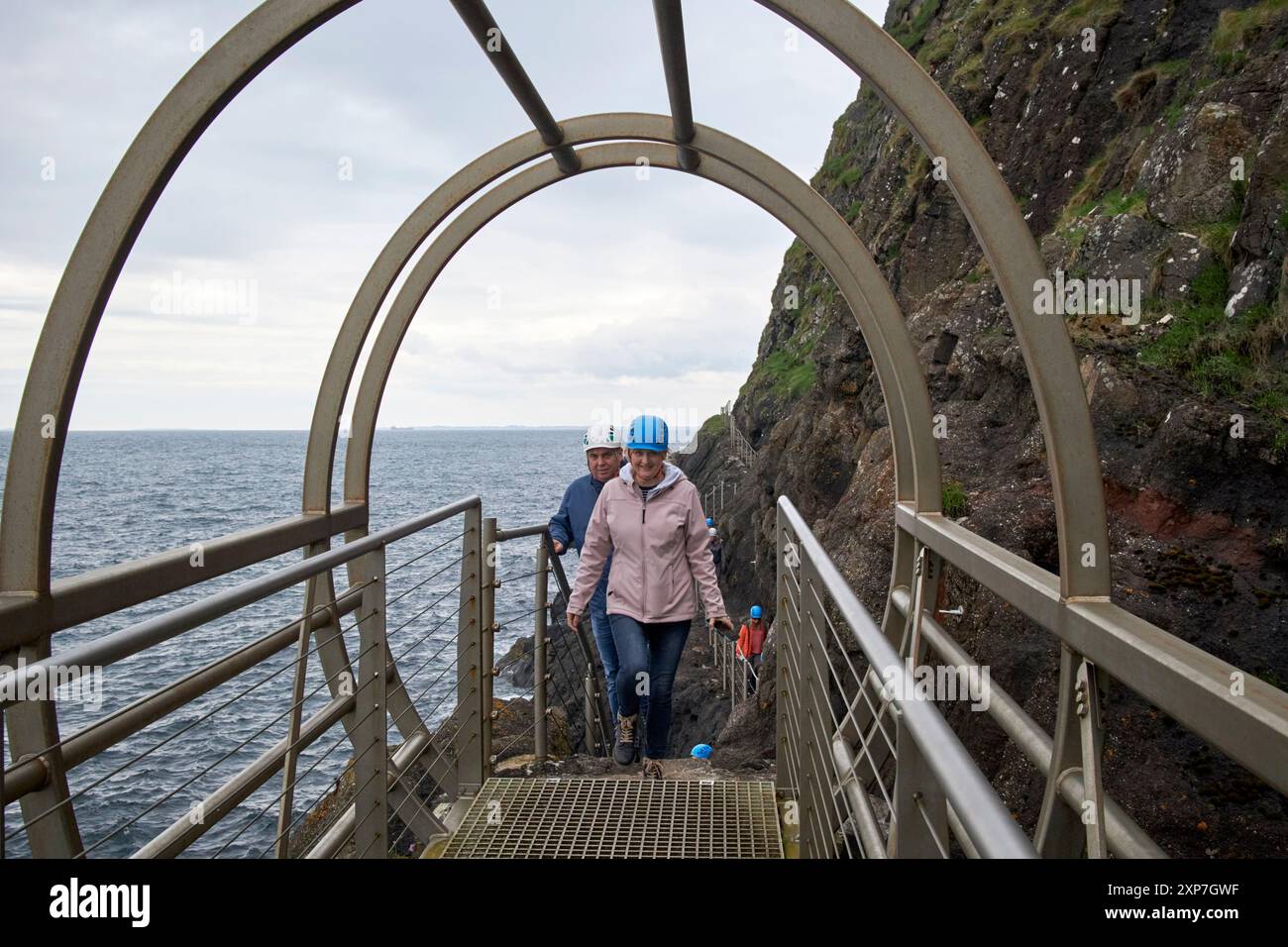 les touristes approchent du pont tubulaire sur la promenade côtière des gobbins comté d'antrim, irlande du nord, royaume-uni Banque D'Images