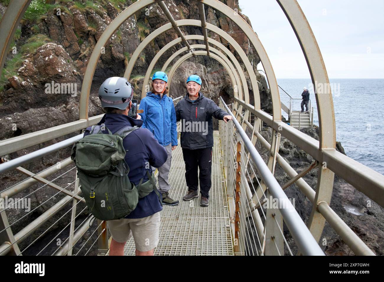 les touristes posent pour des photos sur le pont tubulaire sur la promenade côtière des gobbins comté d'antrim, irlande du nord, royaume-uni Banque D'Images
