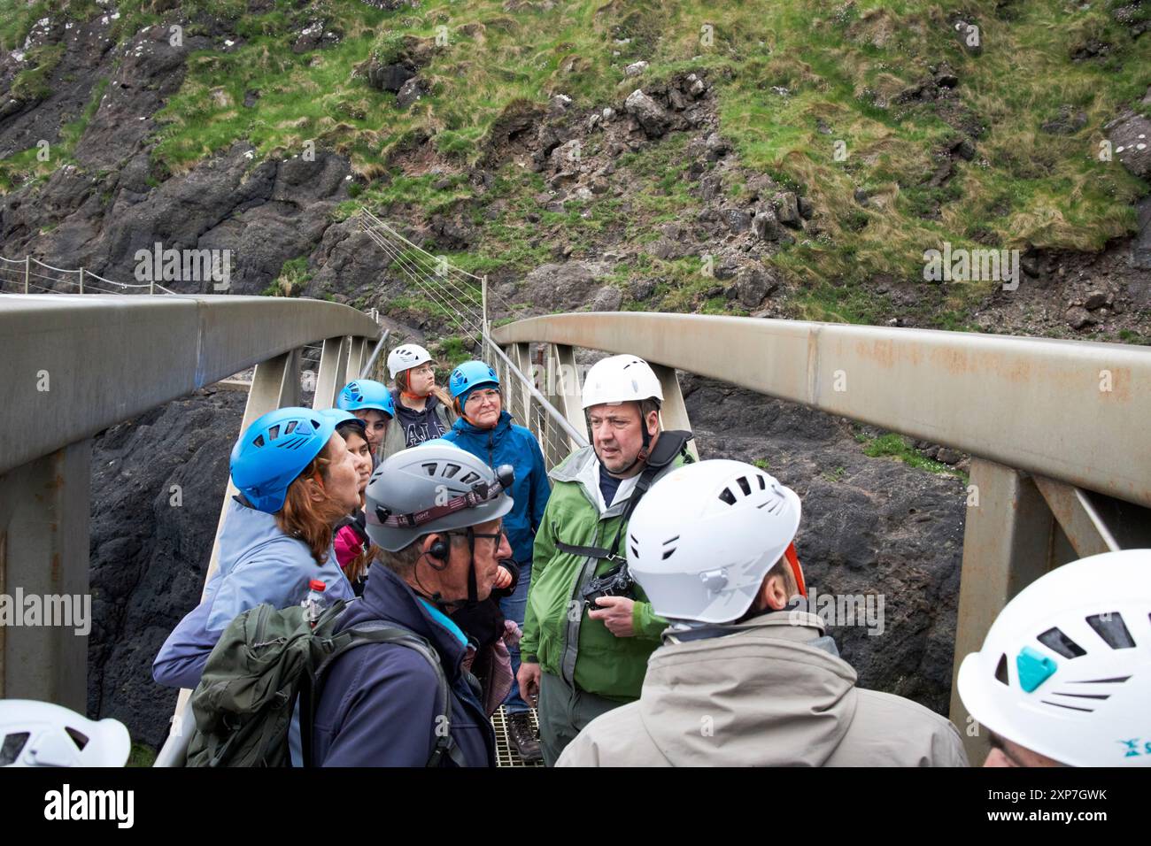groupe de visite avec guide attendent sur l'un des endroits qui passent sur le pont de la promenade côtière des gobbins comté d'antrim, irlande du nord, royaume-uni Banque D'Images