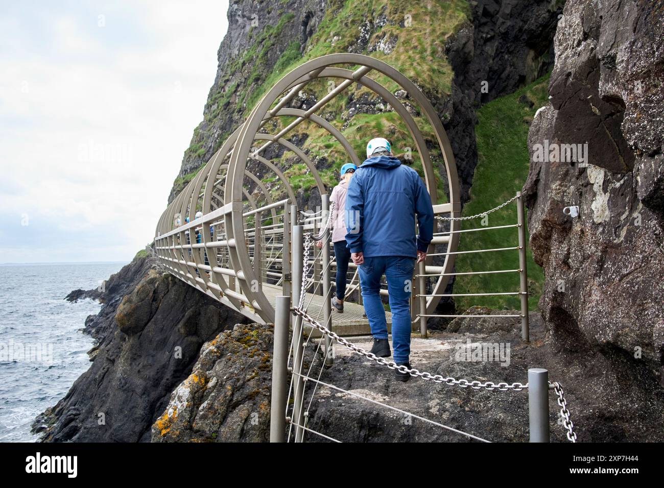 les touristes approchent du pont tubulaire sur la promenade côtière des gobbins comté d'antrim, irlande du nord, royaume-uni Banque D'Images