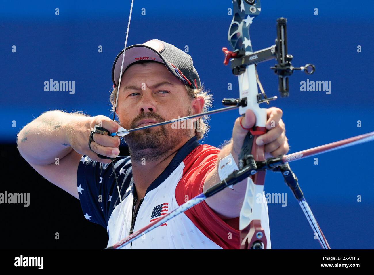 Brady Ellison of the United States lines up a shot in the men's individual archery final against South Korea's Kim Woo-jin, at the 2024 Summer Olympics, Sunday, Aug. 4, 2024, in Paris, France. (AP Photo/Rebecca Blackwell) Banque D'Images