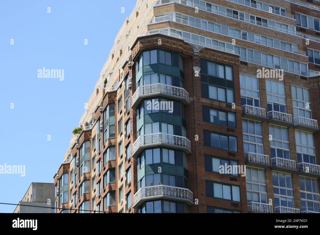 201 West 72nd Street, à Broadway, est une tour de condominium résidentielle frappante avec tourelle plaquée de métal et baies vitrées, balcons et une couronne en terrasses. Banque D'Images