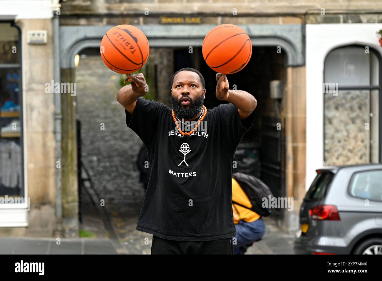 Édimbourg, Écosse, Royaume-Uni. 4 août 2024. Edinburgh Fringe : spectacle de basket-ball freestyle par un joueur de basket-ball dans un Grassmarket animé. Crédit : Craig Brown/Alamy Live News Banque D'Images