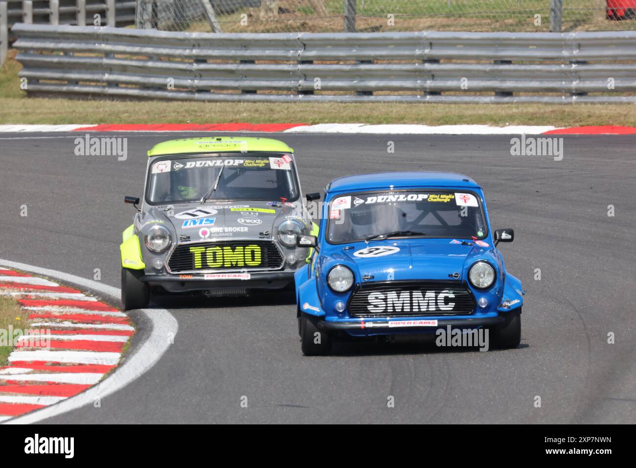 Pilote Kane Astin (gris clair numéro 11) et pilote James Cuthbertson sur piste pendant la journée de piste au circuit Brands Hatch, Sevenoaks, Kent sur 02nd au Banque D'Images