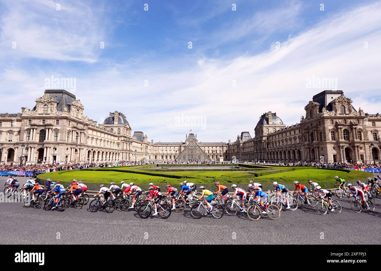 Le peloton passe devant le Musée du Louvre lors de la course cycliste féminine sur route, le neuvième jour des Jeux Olympiques de Paris 2024 en France. Date de la photo : dimanche 4 août 2024. Banque D'Images