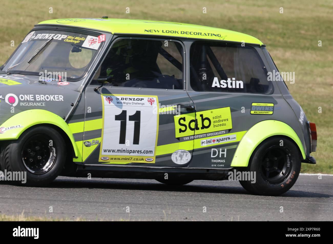 Pilote Kane Astin (gris clair numéro 11) sur piste lors de la journée sur piste au circuit Brands Hatch, Sevenoaks, Kent le 2 août 2024 Banque D'Images