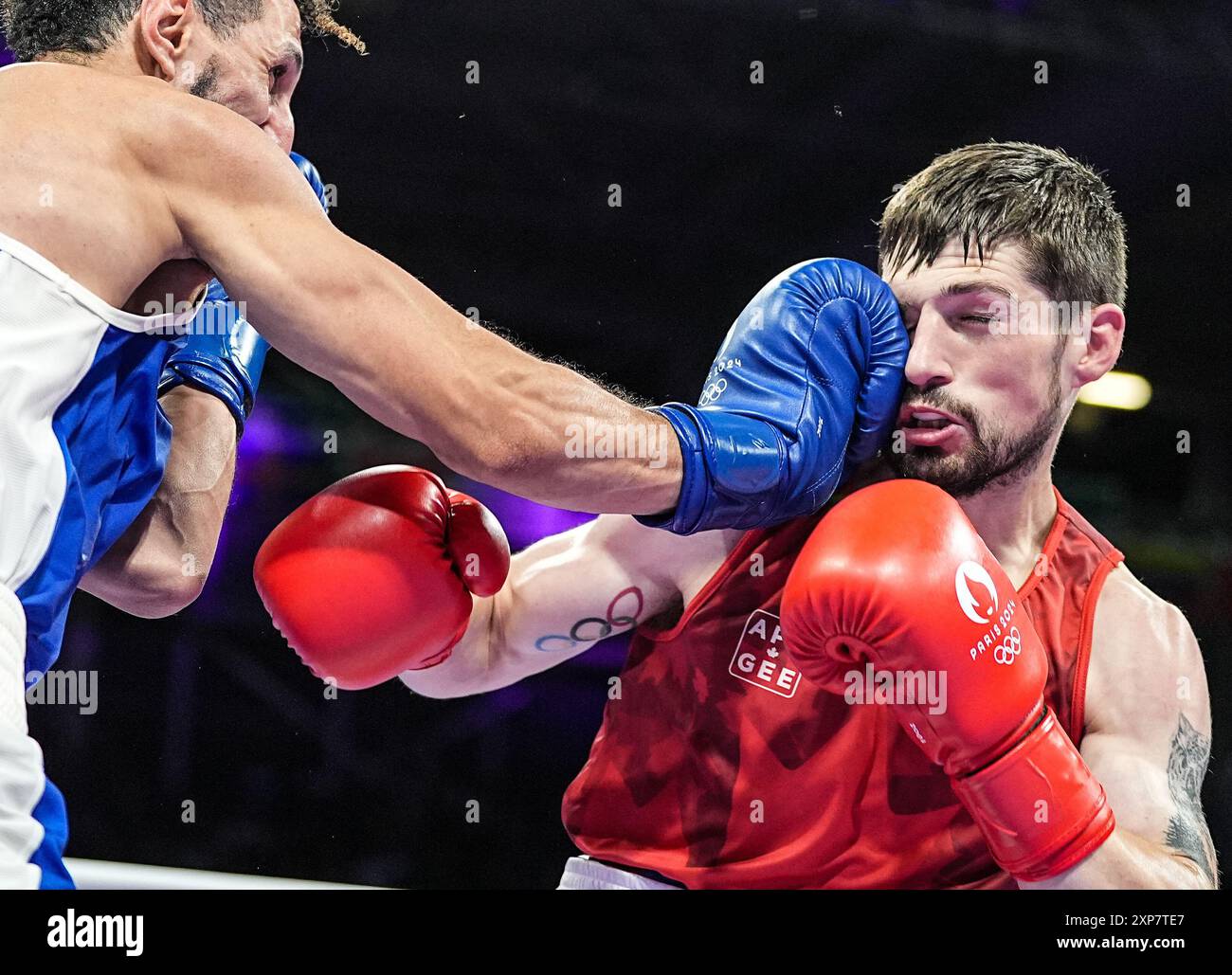 Paris, France. 4 août 2024. Sofiane Oumiha (G), de France, concourt avec Wyatt Sanford, du Canada, lors de la demi-finale de boxe masculine de 63 kg aux Jeux olympiques de Paris 2024, à Paris, en France, le 4 août 2024. Crédit : Jiang Wenyao/Xinhua/Alamy Live News Banque D'Images