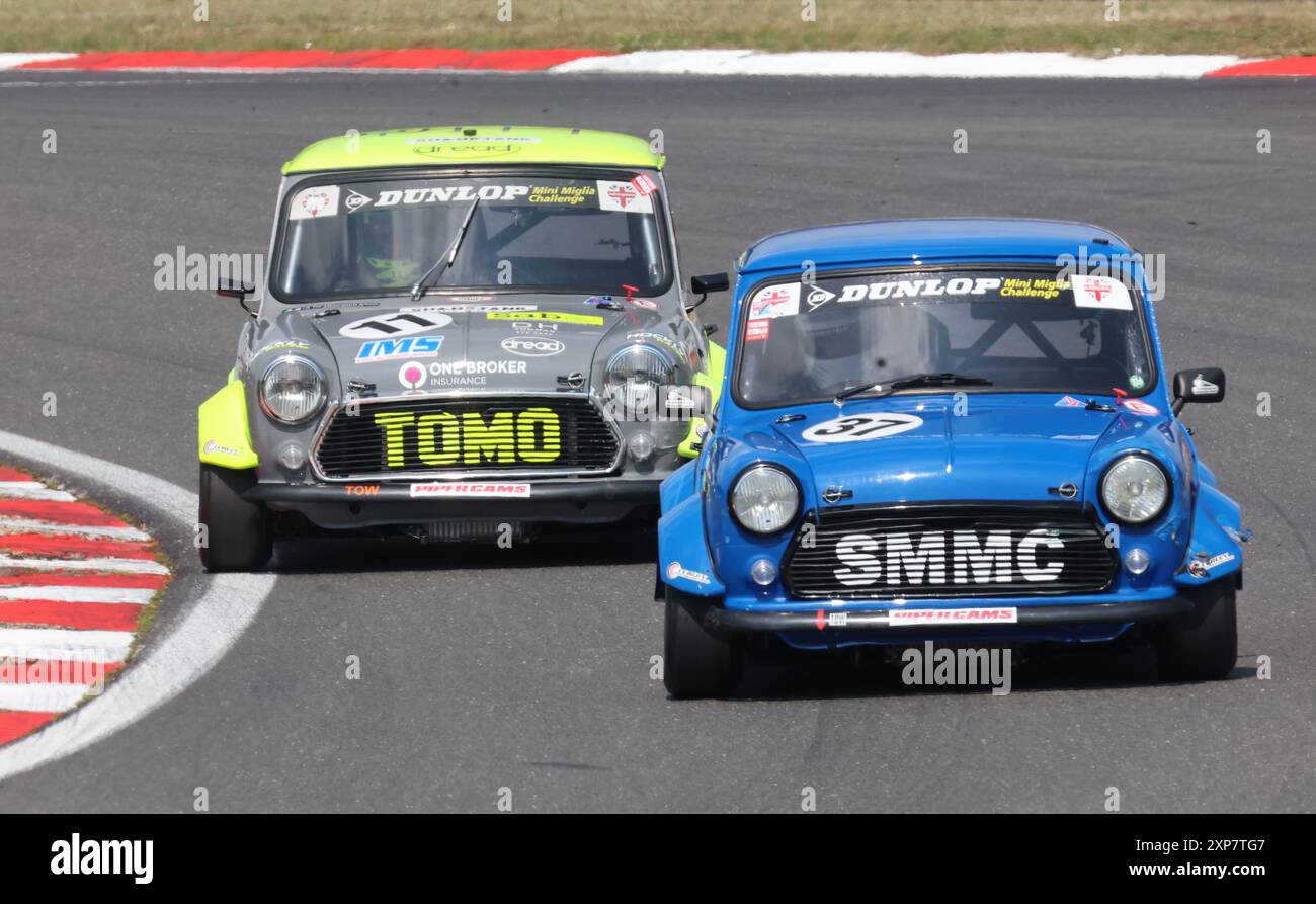 L-R pilote James Cuthbertson (numéro bleu 37) AVANT et pilote Kane Astin (numéro gris clair 11) pendant la journée sur piste au circuit Brands Hatch, Sevenoak Banque D'Images