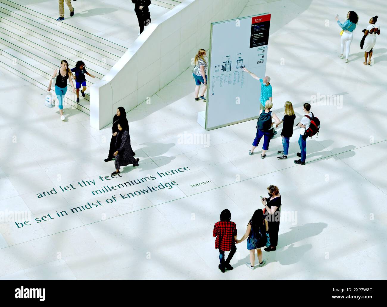 Visiteurs à la Grande Cour du British Museum à Londres, Royaume-Uni. La zone centrale quadrilatère nouvellement couverte de verre a ouvert en 2000. Banque D'Images