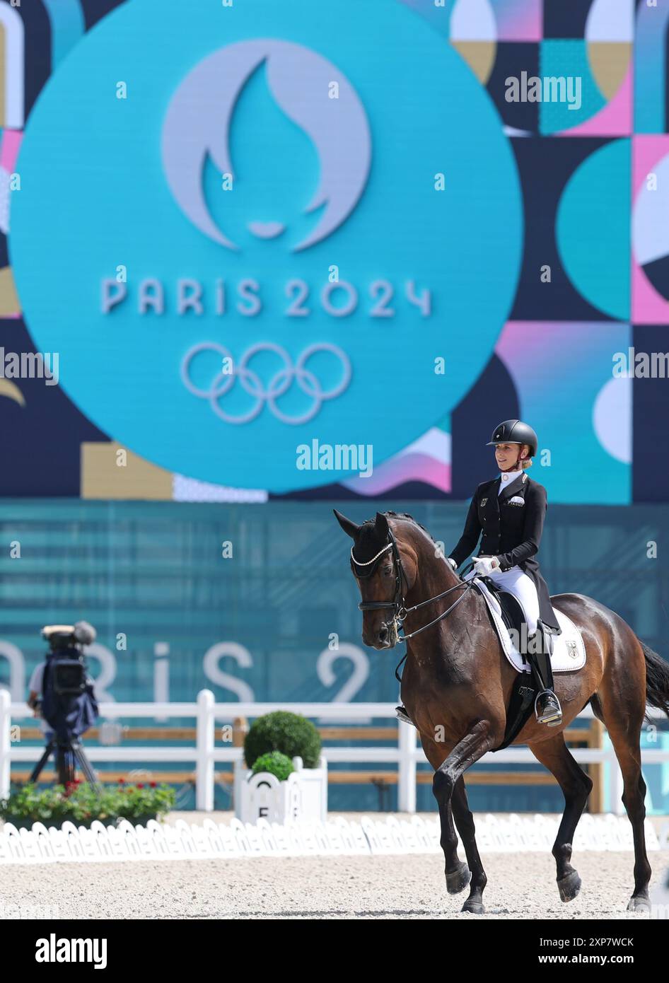 Versailles, France. 4 août 2024. Jessica von Bredow-Werndl d'Allemagne, à cheval sur TSF Dalera BB, participe au Grand prix individuel de dressage libre d'équitation aux Jeux Olympiques de Paris 2024 à Versailles, France, le 4 août 2024. Crédit : Yang Lei/Xinhua/Alamy Live News Banque D'Images