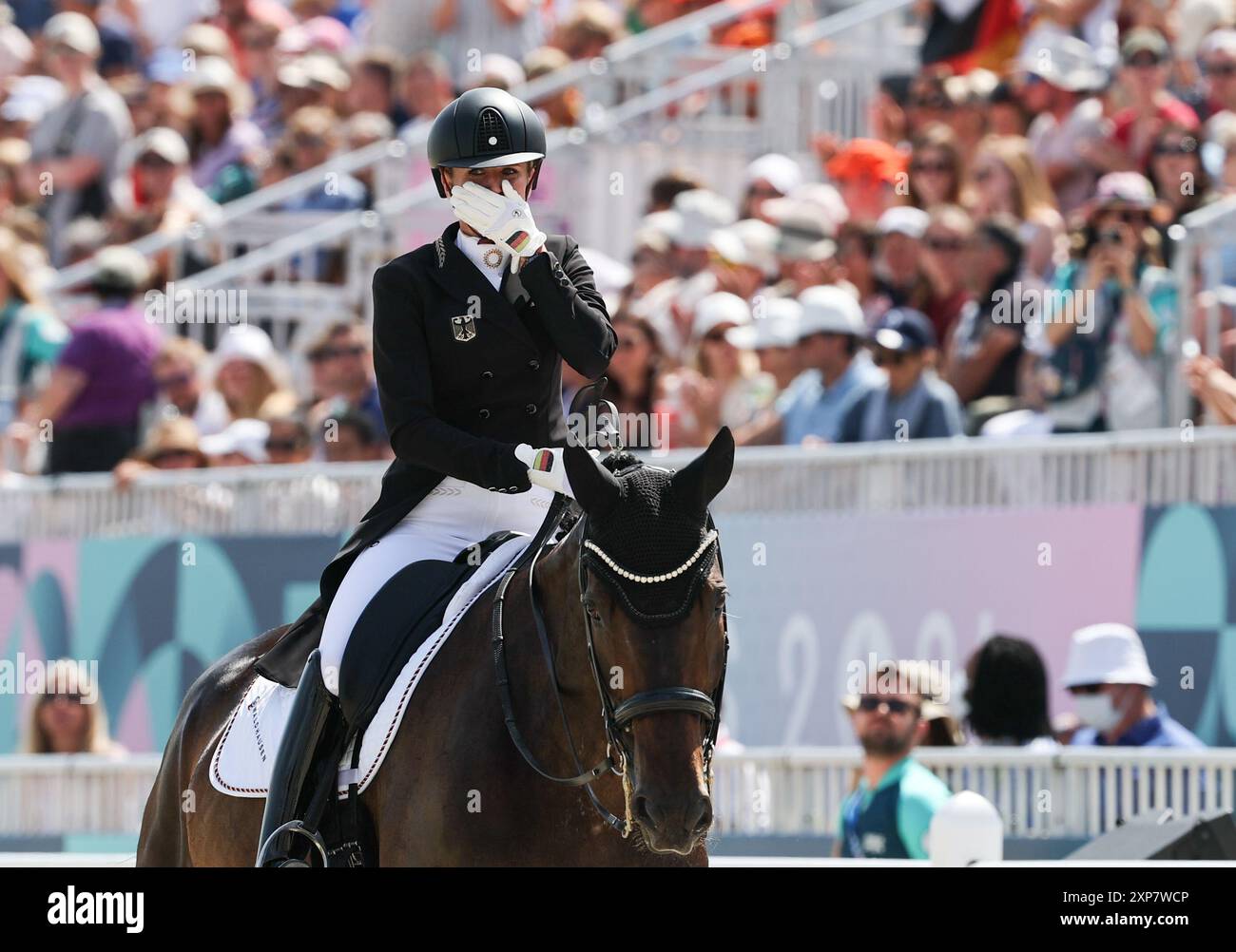 Versailles, France. 4 août 2024. Jessica von Bredow-Werndl d'Allemagne, à cheval sur TSF Dalera BB, réagit après le grand prix de dressage individuel freestyle d'équitation aux Jeux Olympiques de Paris 2024 à Versailles, France, le 4 août 2024. Crédit : Yang Lei/Xinhua/Alamy Live News Banque D'Images