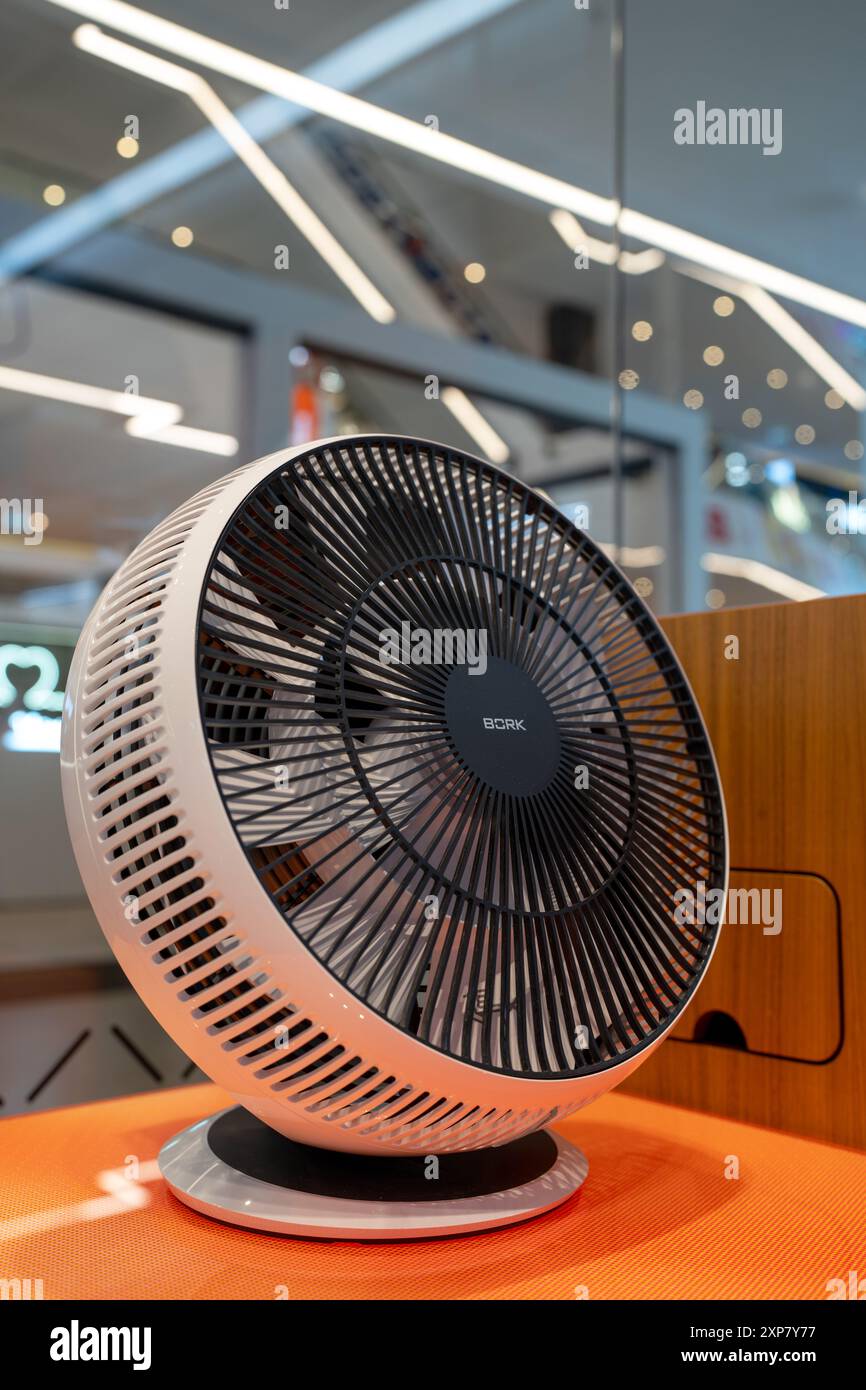 Ventilateur sur une vitrine dans un magasin d'appareils ménagers. Minsk, Biélorussie - 03 août 2024 Banque D'Images