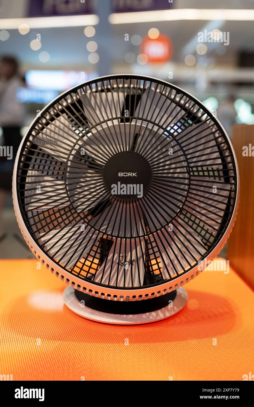 Ventilateur sur une vitrine dans un magasin d'appareils ménagers. Minsk, Biélorussie - 03 août 2024 Banque D'Images