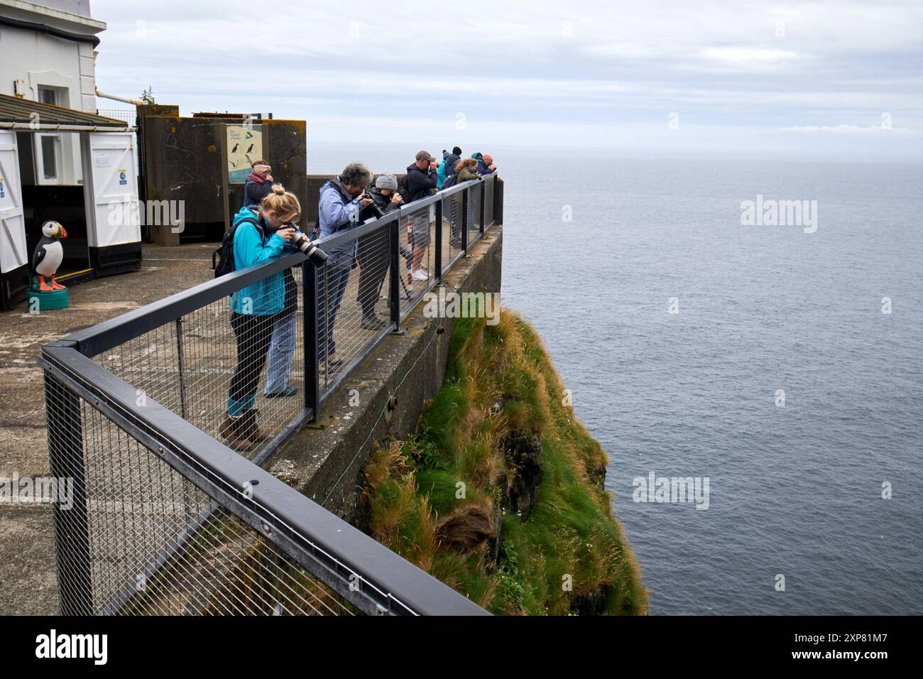 touristes prenant des photos et regardant à travers des jumelles au centre rspb phare ouest de rathlin île de rathlin, comté d'antrim, irlande du nord, royaume-uni Banque D'Images