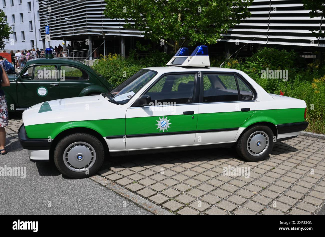 Die Polizei in Regensburg feiert 15 Jahre Polizeipräsidium Oberpfalz. Tag der offenen Tür in der Bajuwarenstrasse. Foto : Alter 3er BMW E30, Polizeiwagen der 1980er und 1990er Jahre in damaliger Fahrzeuglackierung - mit Streifen in hellgrün *** la police de Ratisbonne fête les 15 ans du quartier général de la police du Haut-Palatinat Journée portes ouvertes à Bajuwarenstrasse photo Old BMW E30 3 Series, voiture de police des années 1980 et 1990 dans la livrée du véhicule de l'époque avec des bandes vert clair Banque D'Images