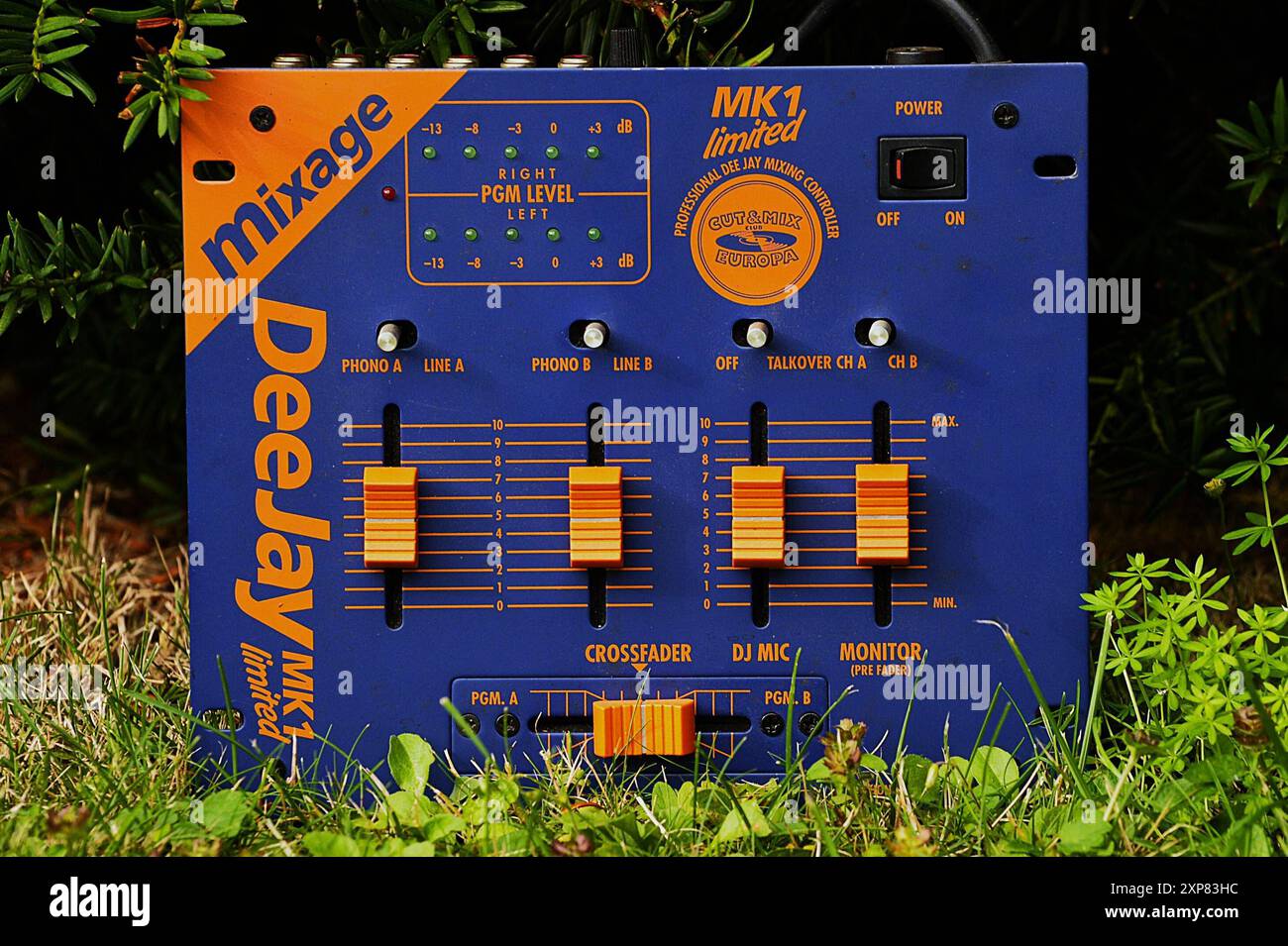 Mixage deejay MK1 Limited, DJ Battle-Mixer mit soft-slide Crossfader von Penny et Giles. DAS kleine Dee Jay Mischpult wurde Mitte der 1990er Jahre in einer limitierten Auflage von 100 Exemplaren hergestellt und einzig auf dem europäischen Markt verkauft *** Mixage deejay MK1 Limited, DJ Battle mixer avec soft slide crossfader par Penny and Giles la petite console de mixage Dee Jay a été produite au milieu des années 1990 en édition limitée à 100 unités et vendue uniquement sur le marché européen Banque D'Images
