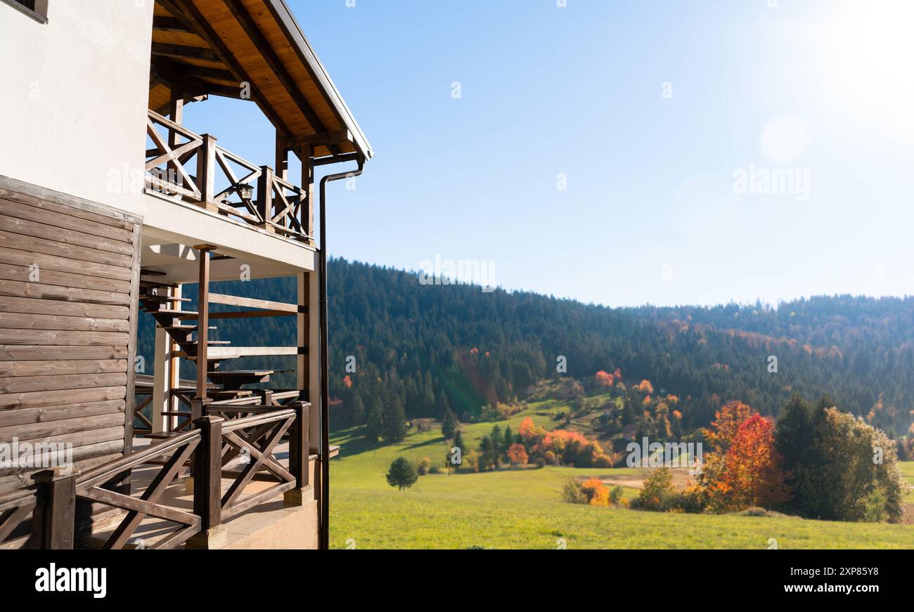 Restaurant en bois avec terrasses dans les montagnes. Banque D'Images