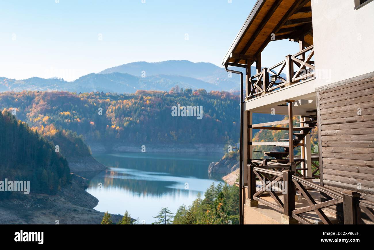 Restaurant en bois avec terrasses dans les montagnes. Banque D'Images