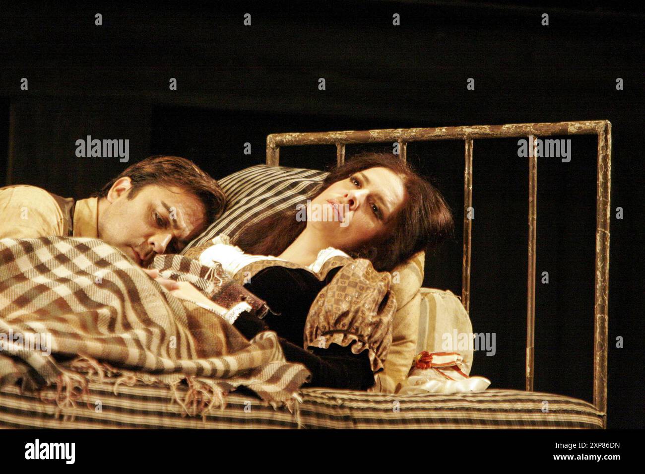 Tito Beltran (Rodolfo), Angela Gheorghiu (Mimi) dans LA BOHEME au Royal Opera, Covent Garden London WC2 17/06/2005, musique : Giacomo Puccini livret : Luigi Illica et Giuseppe Giacosa chef d'orchestre : Mark Elder design : Julia Trevelyan Oman éclairage : John Charlton réalisateur : John Copley Banque D'Images