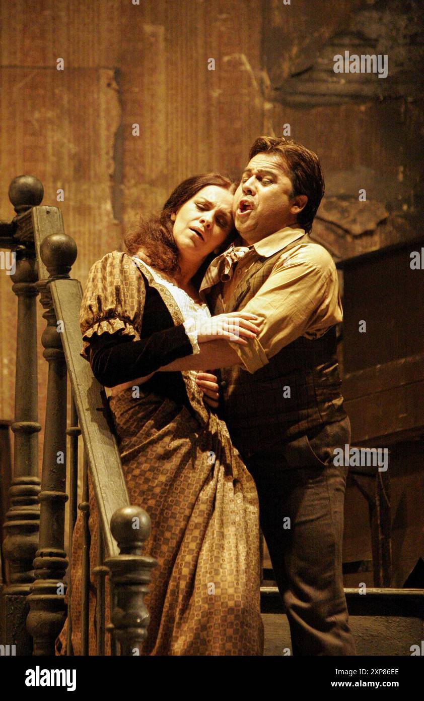 Angela Gheorghiu (Mimi), Tito Beltran (Rodolfo) dans LA BOHEME au Royal Opera, Covent Garden London WC2 17/06/2005, musique : Giacomo Puccini livret : Luigi Illica et Giuseppe Giacosa chef d'orchestre : Mark Elder design : Julia Trevelyan Oman éclairage : John Charlton réalisateur : John Copley Banque D'Images