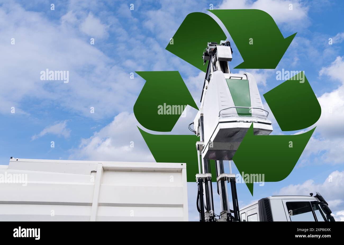 Le camion à ordures soulève la poubelle de rue pour les déchets recyclables. Banque D'Images