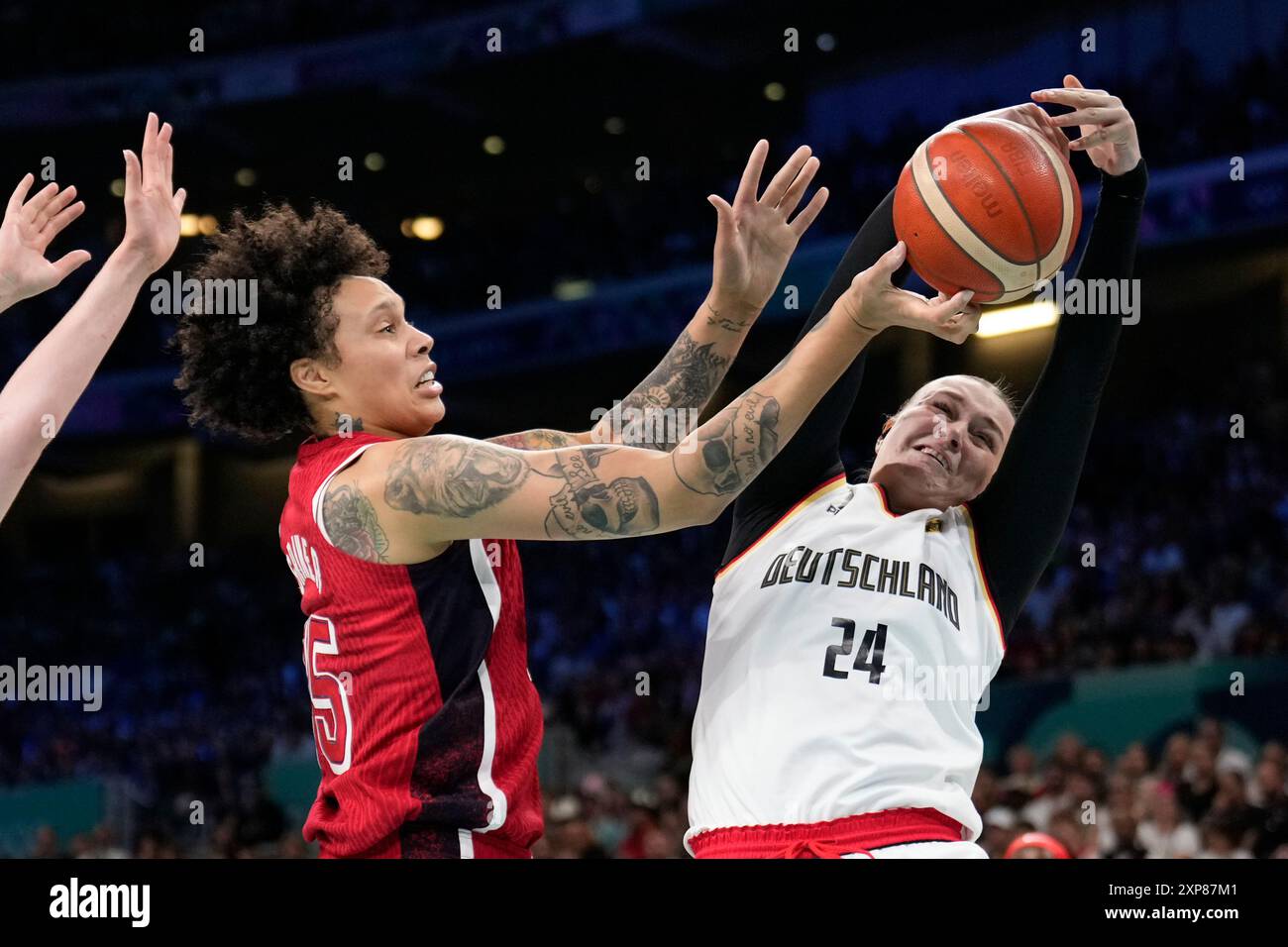Lina Sontag (24), of Germany, blocks the shot of Brittney Griner (15), of the United States, in a women's basketball game at the 2024 Summer Olympics, Sunday, Aug. 4, 2024, in Villeneuve-d'Ascq, France. (AP Photo/Mark J. Terrill) Banque D'Images