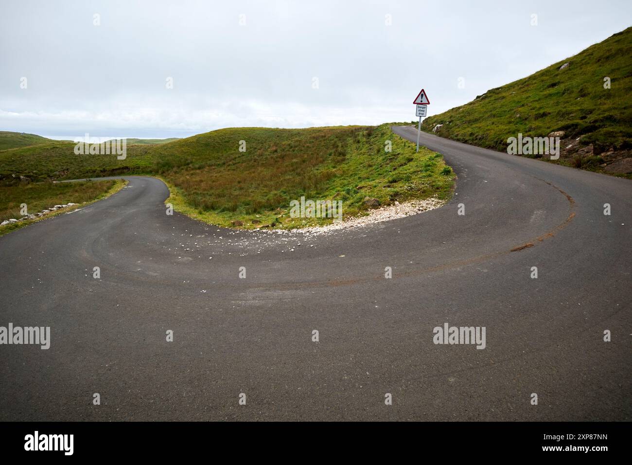 route de montagne à voie unique de commutation torsadée dans une zone éloignée de la réserve naturelle de kebble île de rathlin, comté d'antrim, irlande du nord, royaume-uni Banque D'Images