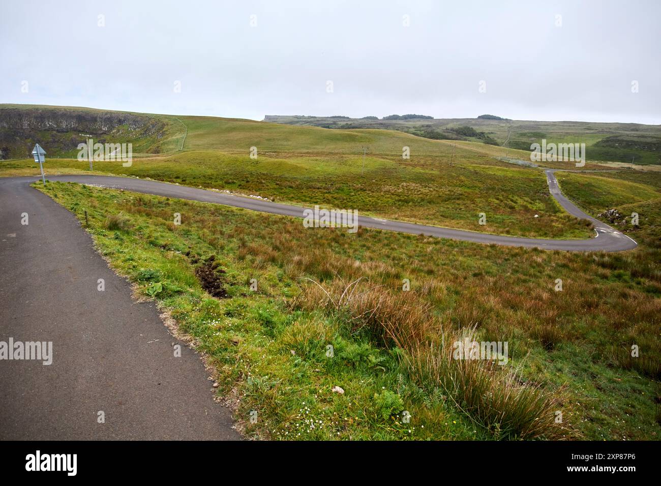 route de montagne à voie unique de commutation torsadée dans une zone éloignée de la réserve naturelle de kebble île de rathlin, comté d'antrim, irlande du nord, royaume-uni Banque D'Images