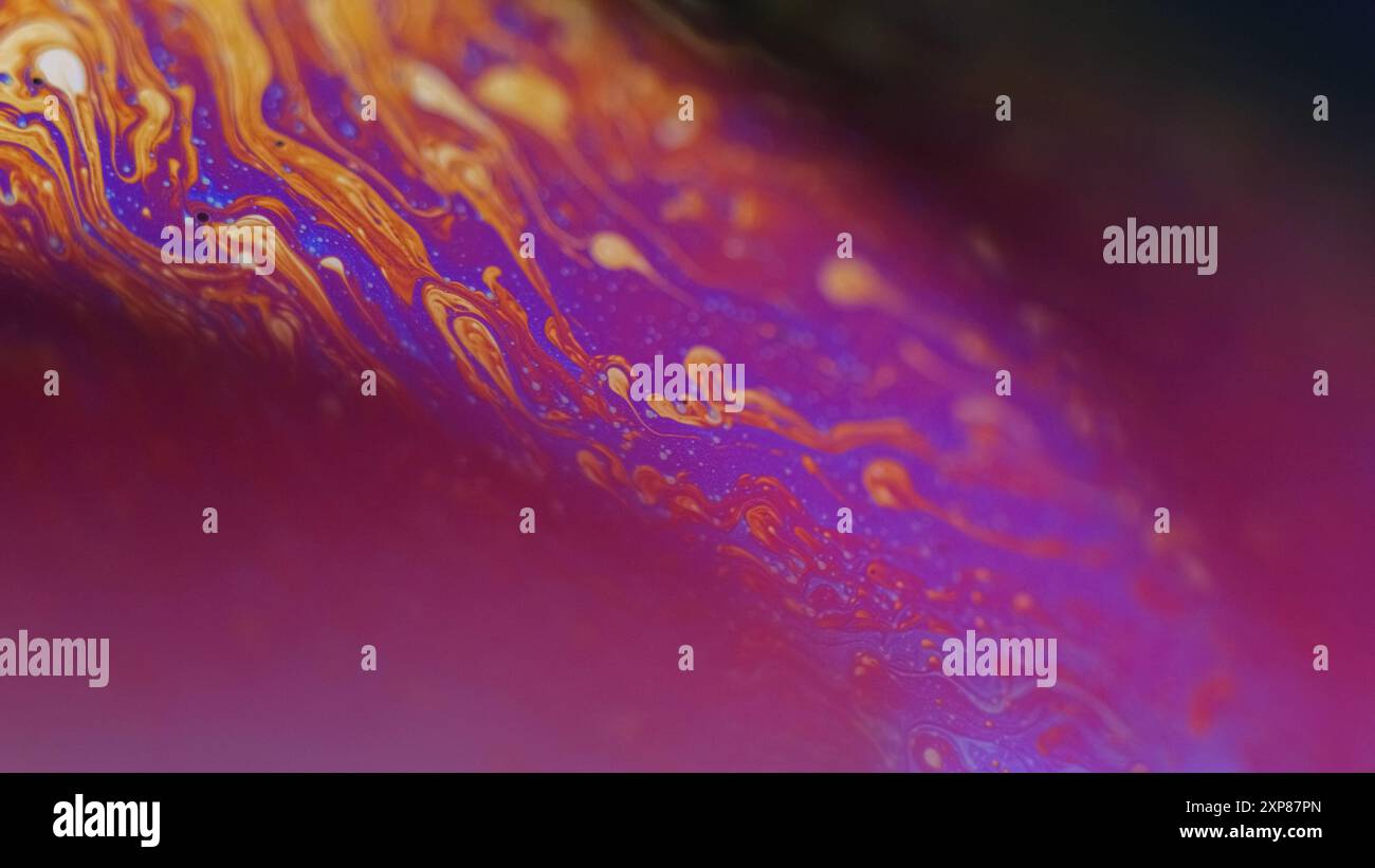 Peinture à bulles. Liquide acide. Flou flou de fuite d'huile de couleur jaune pourpre flou d'huile de fuite sur fond d'art abstrait d'éclat de lumière noire sombre. Banque D'Images